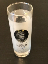 Набоp стеклянных стаканов бренда НЕTMAN VODКA.
