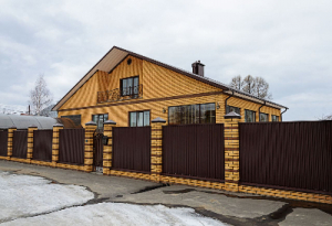 Паркан із профлиста, паркан зі штакетника, кований паркан, паркан жалю