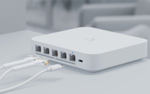 Современный маршрутизатор UXG-Max с оперативной доставкой