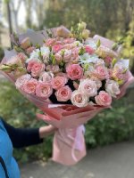 Велична троянда - ідеальний вибір для будь-якої події!