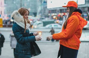 Замовити роздачу та розповсюдження листівок/флаєрів в Києві та по Укра